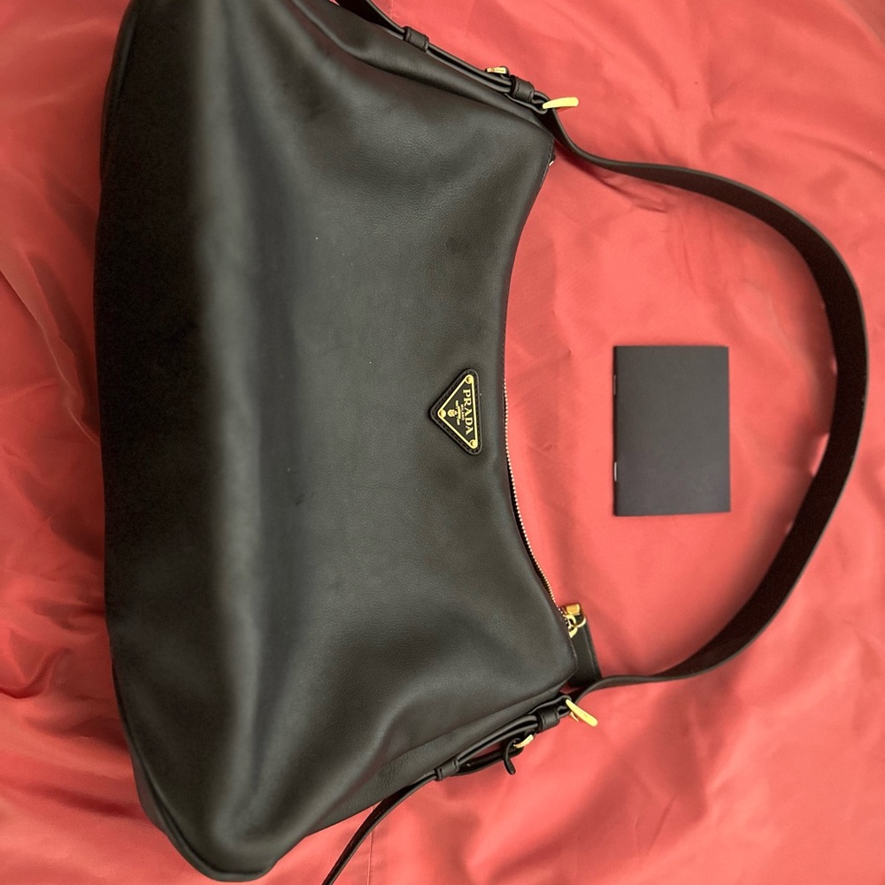 Prada Elegant Black Leather Shoulder Bag - Picture 2 of 7